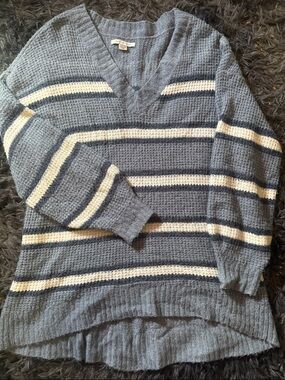 American Eagle Outfitters Women's Blue and Cream Striped V-Neck Sweater